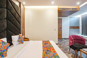 FabHotel Royale 116- Nr. Supertech Medicare Polyclinic Noida