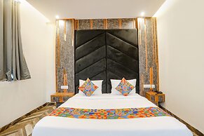 FabHotel Royale 116- Nr. Supertech Medicare Polyclinic Noida