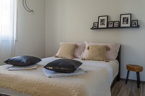 Modern Apartment With Balcony, Near Shopping Mall