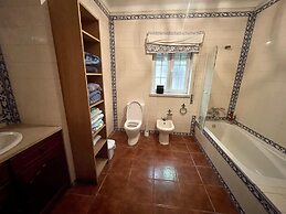 Farmhouse Sleeps 8 With Pool & Horses