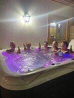 Farmhouse Sleeps 8 With Pool & Horses