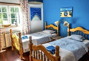 Farmhouse Sleeps 8 With Pool & Horses