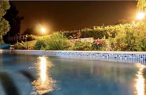 Farmhouse Sleeps 8 With Pool & Horses