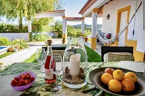 Farmhouse Sleeps 8 With Pool & Horses