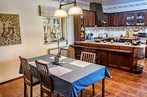 Farmhouse Sleeps 8 With Pool & Horses