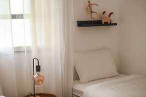 Stylish 3-BR Apt w Balcony and Parking