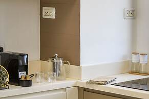 Stylish 3-BR Apt w Balcony and Parking