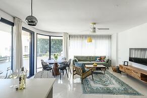 Stylish 3-BR Apt w Balcony and Parking