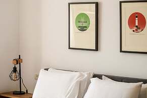 Stylish 3-BR Apt w Balcony and Parking