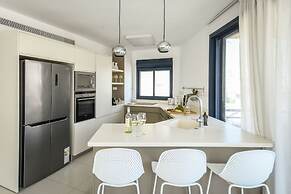 Stylish 3-BR Apt w Balcony and Parking