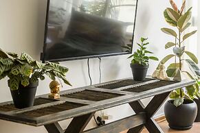 Stylish 2-Bedroom Green Oasis