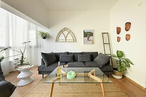 Stylish 2-Bedroom Green Oasis