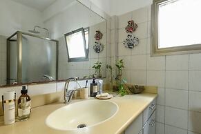 Stylish 2-Bedroom Green Oasis