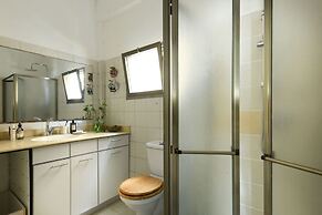 Stylish 2-Bedroom Green Oasis