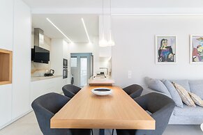 Sunny & Luxurious Penthouse with Terrace
