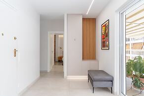 Sunny & Luxurious Penthouse with Terrace