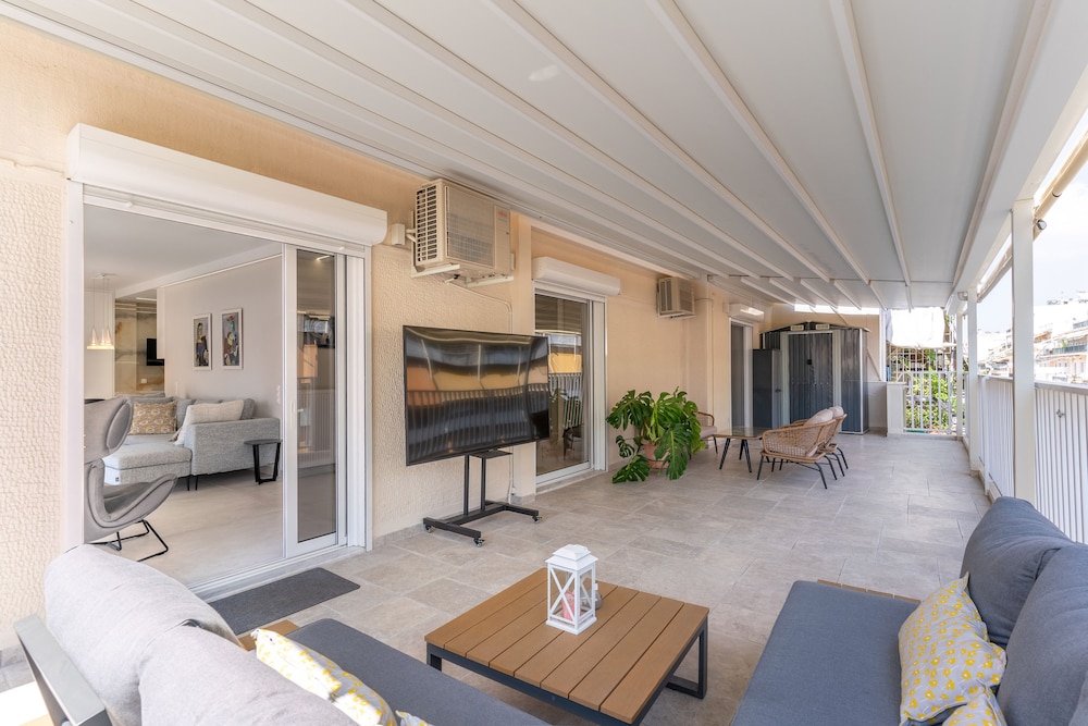 Sunny & Luxurious Penthouse with Terrace
