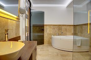 Four Mansions Hotel