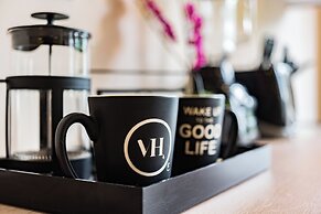 Tiny desk by VH