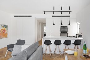 Spacious & Modern 3BD Apartment 2-min From Beach