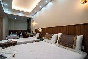 By Historial Hotel