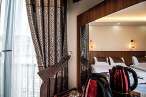 By Historial Hotel