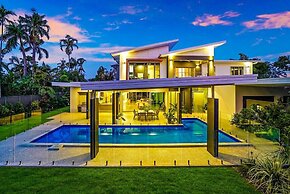 ZENLUX - 5BR Holiday Home with Pool