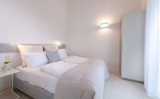 Pareus Beach Resort