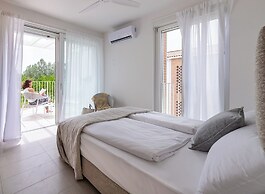 Pareus Beach Resort