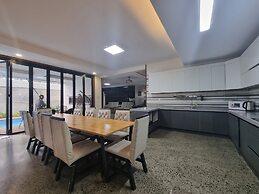 KOREGON POOL VILLAS