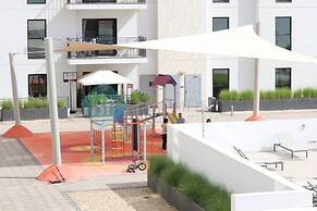 Stunning canal view apartment Yas island