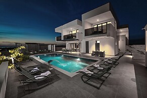 Villa Luna- Private Heated Pool