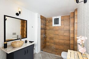 8 Rooms House