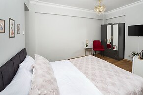 8 Rooms House