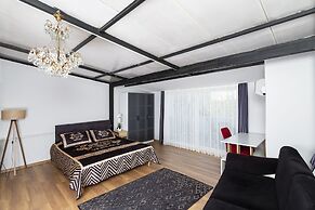 8 Rooms House