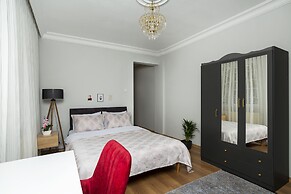 8 Rooms House