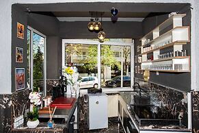 8 Rooms House