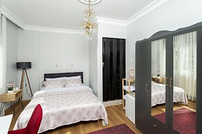 8 Rooms House