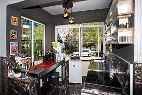 8 Rooms House
