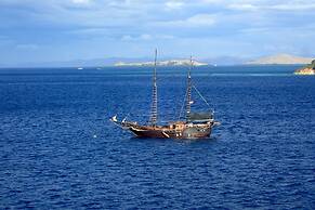 Komodo Pirate Boat - Phinisi Liveaboard