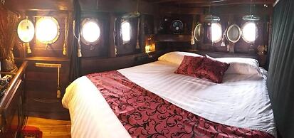 Komodo Pirate Boat - Phinisi Liveaboard