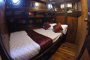 Komodo Pirate Boat - Phinisi Liveaboard