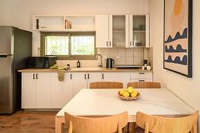 MAMAD - Pet-friendly 2BR Apt & Kitchen
