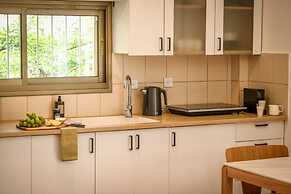 MAMAD - Pet-friendly 2BR Apt & Kitchen
