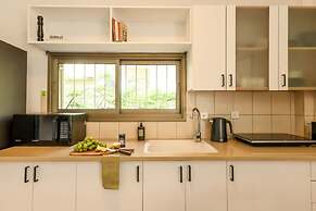 MAMAD - Pet-friendly 2BR Apt & Kitchen