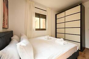 MAMAD - Pet-friendly 2BR Apt & Kitchen