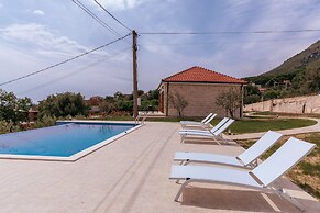 Uphill Glavanovic Pool Villa