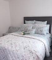 Studio Self contained flat free Parking