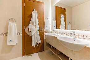 Golf course view, stylish 2BR