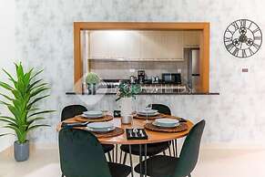 Golf course view, stylish 2BR